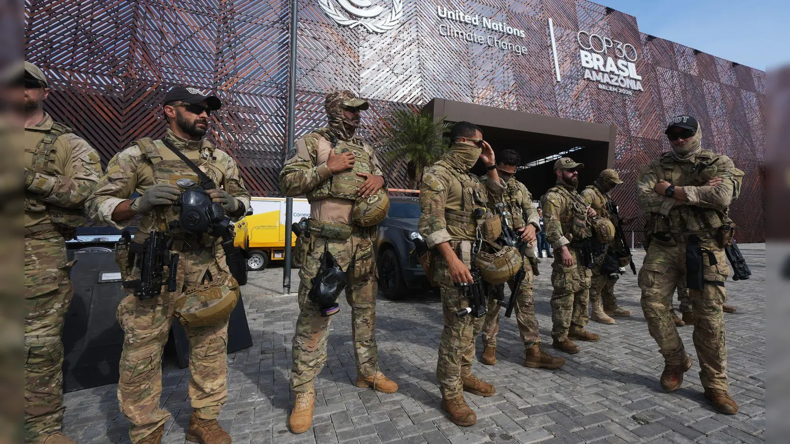 Schwer bewacht: Sicherheitspersonal steht an einem Eingang zur Weltklimakonferenz COP30. (Foto: Andre Penner/AP/dpa)