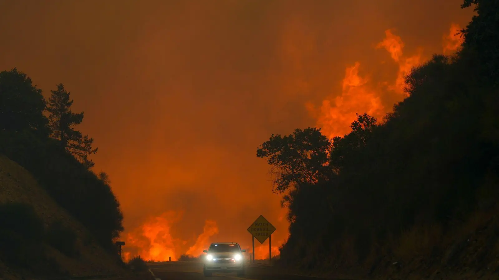 In Kalifornien brennt ein sich schnell ausbreitendes Feuer unkontrolliert.  (Foto: Eric Thayer/AP/dpa)