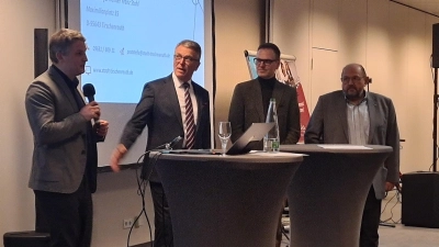 Moderator Philipp Flierl stellte bei der Informationsveranstaltung Fragen an Franz Stahl, Dr. Christian von Dobschütz und Gerhard Zäh (von links). (Foto: Anna Franck)