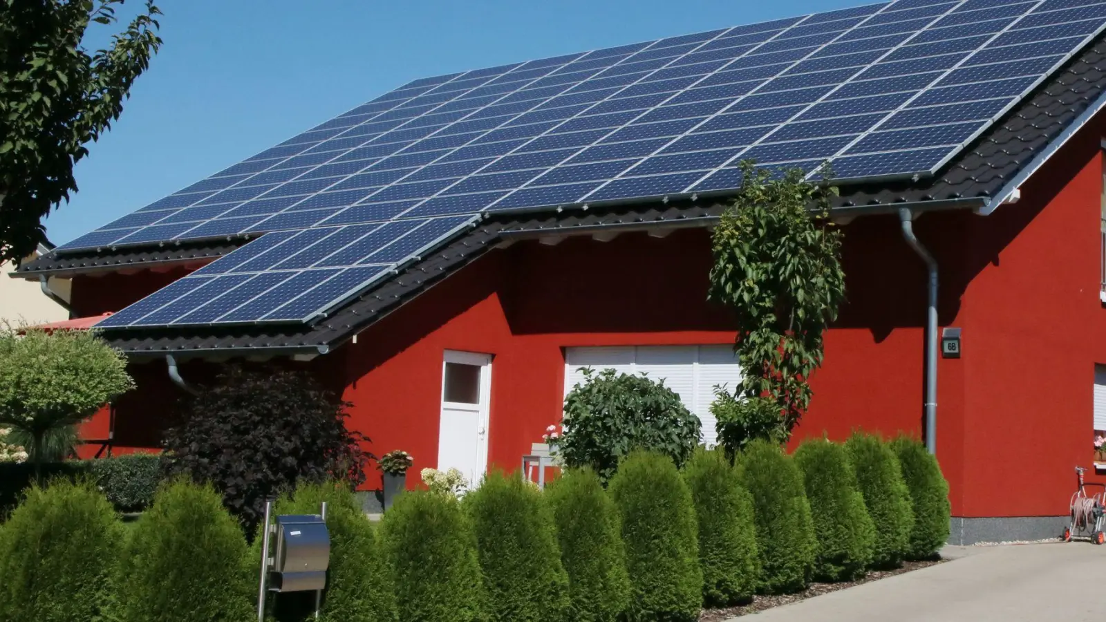 Einkommensteuerbefreiung für Einnahmen aus PV-Anlagen: Auch für Immobilien mit mehreren Wohneinheiten gilt künftig eine Freigrenze von 30 kWp je Wohn- oder Gewerbeeinheit.  (Foto: Nestor Bachmann/dpa-tmn)