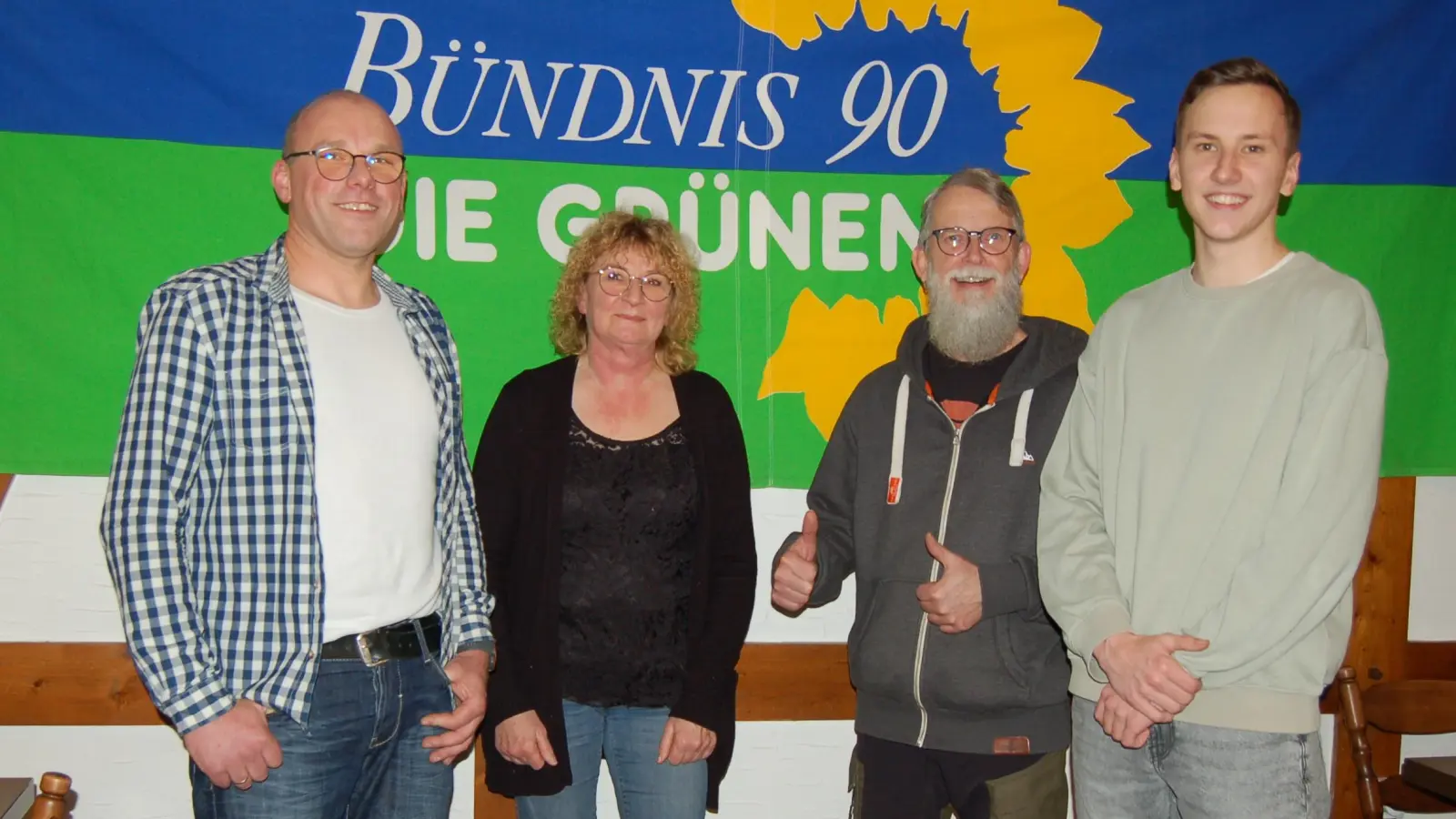 Andreas May, Claudia Schilling sowie Otto und Lars Landgraf (von links) haben in Wilburgstetten eine Ortsgruppe gegründet. Lars Landgraf wurde zum Sprecher gewählt. (Foto: Markus Weinzierl)