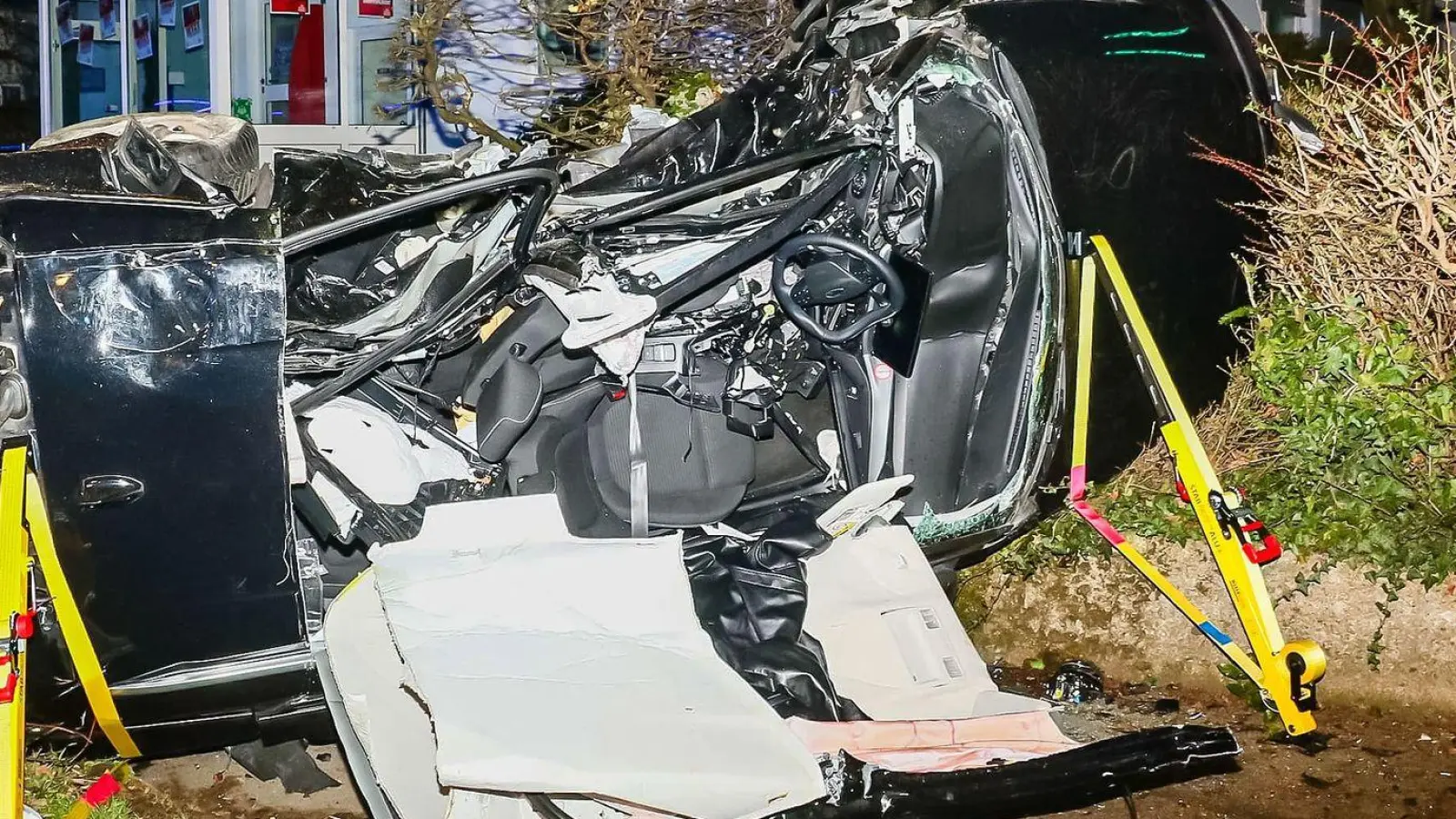 Das Auto, in dem die beiden Frauen saßen, wurde durch den Zusammenprall von der Fahrbahn geschleudert und zwischen zwei Bäumen eingeklemmt. (Foto: Andreas Rometsch/KS-Images.de/dpa)