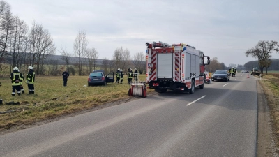 Nach einem gescheiterten Überholmanöver am Samstag unweit von Gollhofen landete ein Auto in einem Feld. Sein 65-jähriger Fahrer wurde verletzt, der Rettungshubschrauber brachte ihn vorsorglich in ein Krankenhaus. (Foto: Kreisfeuerwehrverband Neustadt/Rainer Weiskirchen)