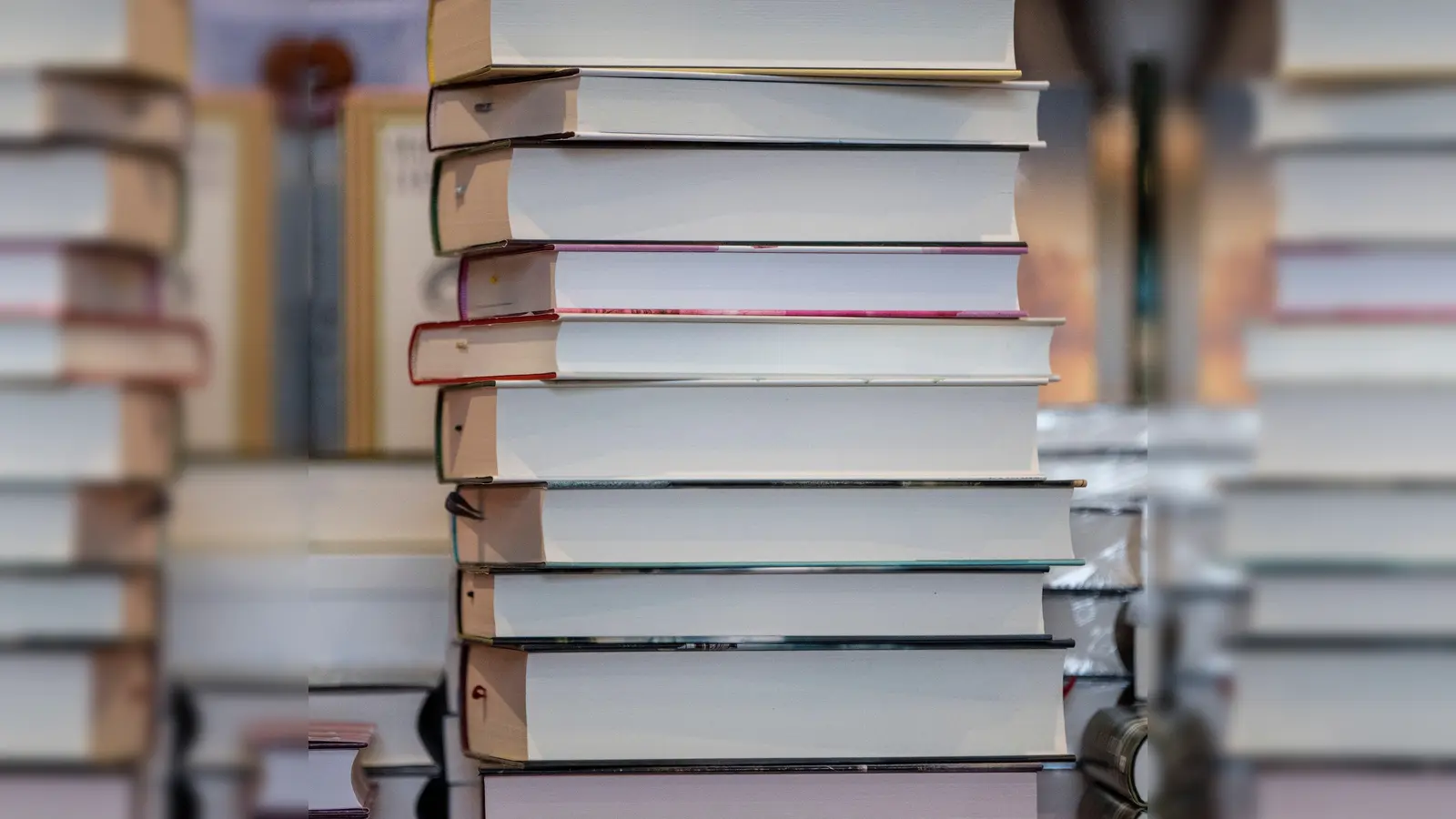 Sechs Autorinnen und Autoren können auf den Deutschen Buchpreis hoffen. (Foto: Boris Roessler/dpa)