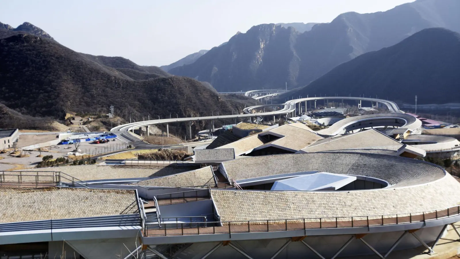 Das National Sliding Centre, der Austragungsort der Olympischen Winterspiele 2022 in Peking für die Wettbewerbe im Bob, Skeleton und Rodeln. (Foto: -/kyodo/dpa)