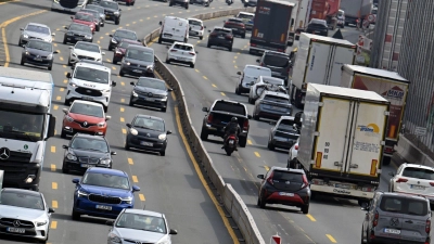 Die Menschen in Deutschland legen jedes Jahr kaum vorstellbare Strecken mit Autos zurück. (Symbolbild) (Foto: Federico Gambarini/dpa)