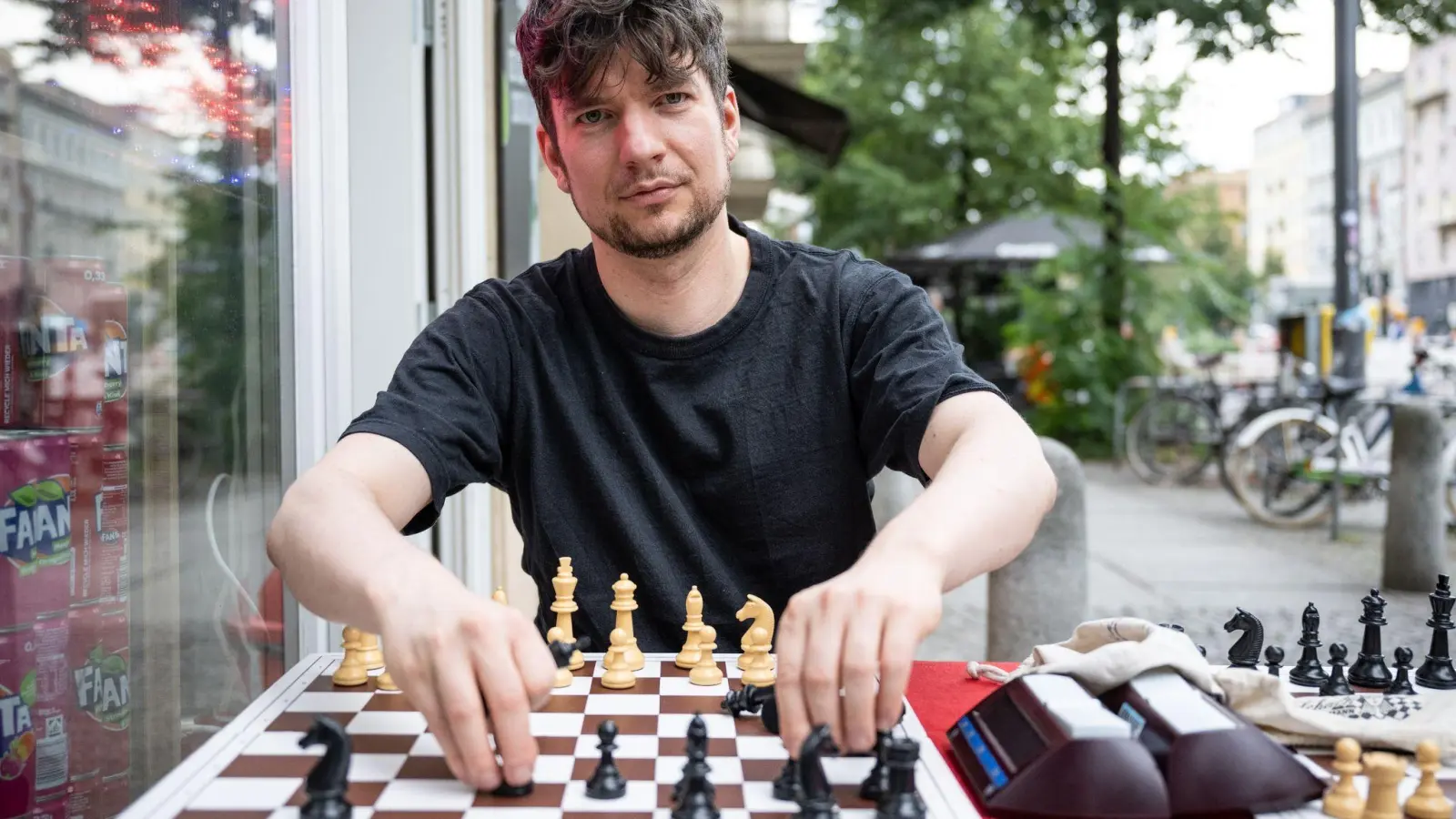 Beinahe täglich spielt Wolf Bōese vor dem Späti mit fremden Menschen Schach. (Foto: Hannes P. Albert/dpa)