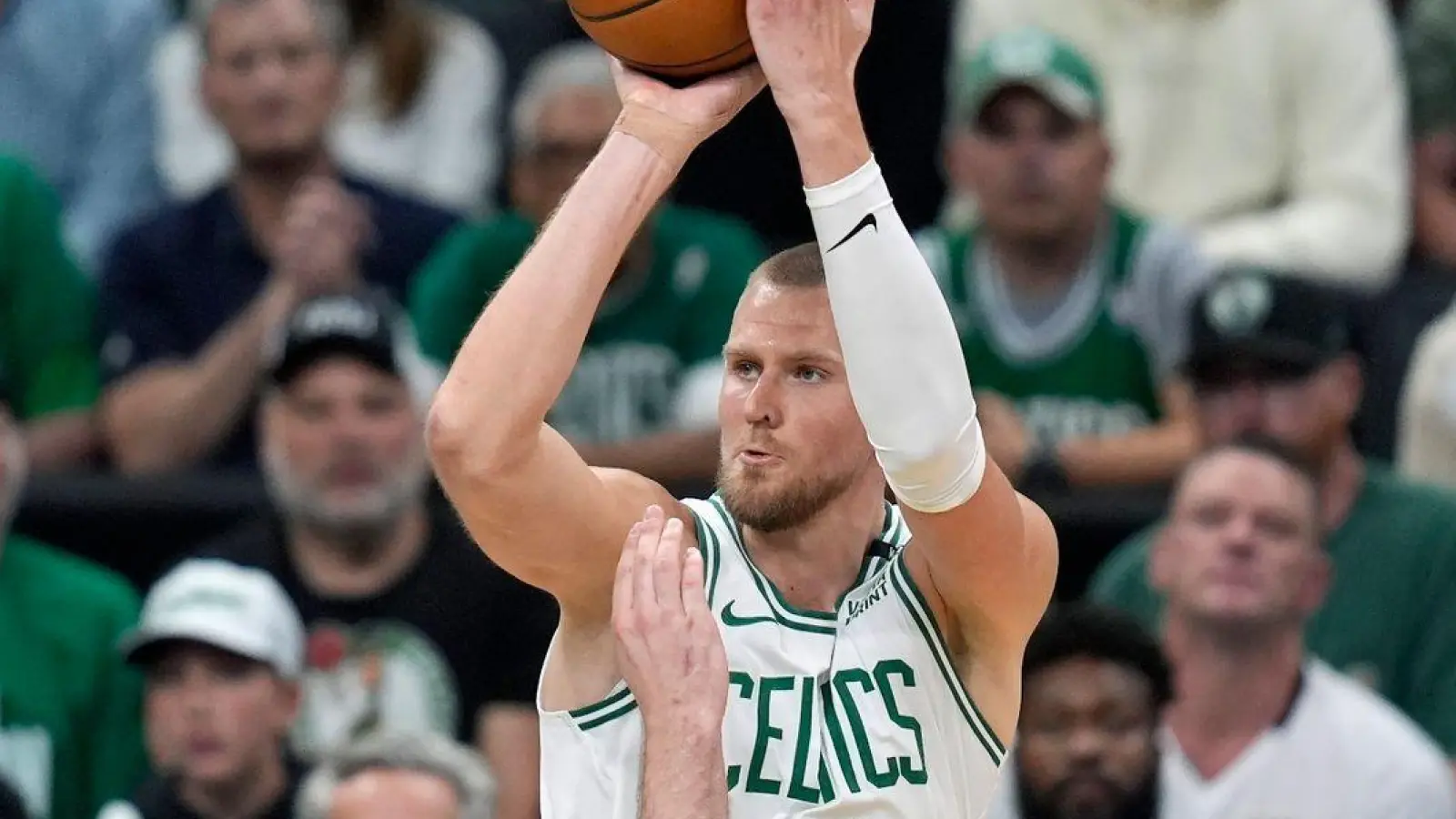 Kristaps Porzingis beendete den Abend mit 20 Punkten. (Foto: Charles Krupa/AP/dpa)