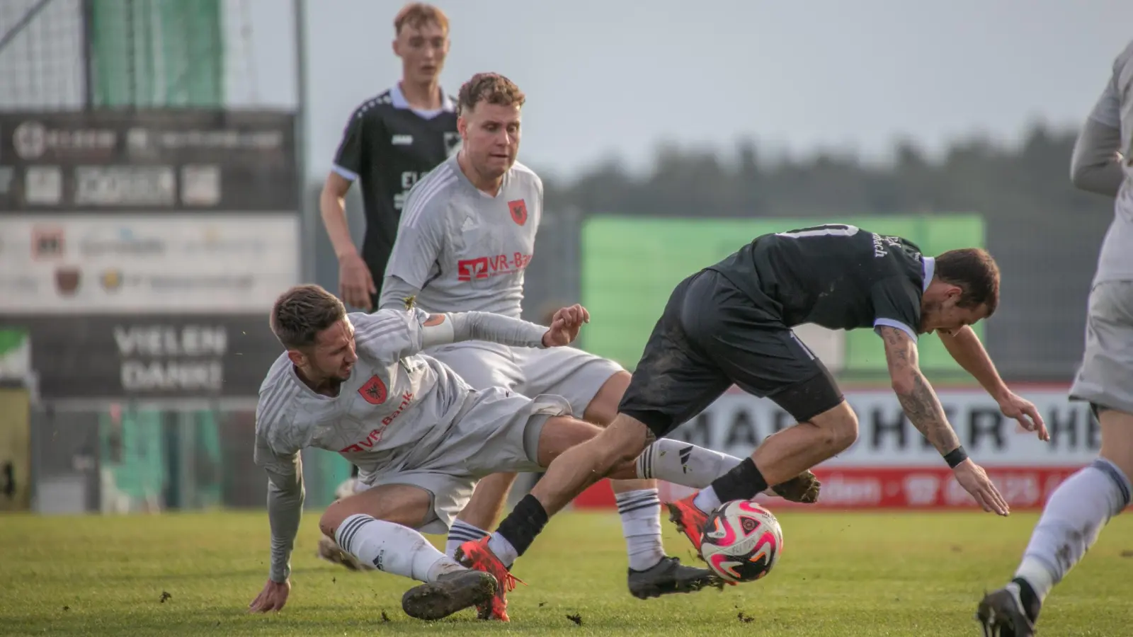 Harte Bandagen: Burgoberbachs Torschütze Gianni Böttcher kommt hier nicht am Aufkirchener Duo Tim Weigl (links) und Jonas Schoellhammer vorbei. (Foto: Markus Zahn)