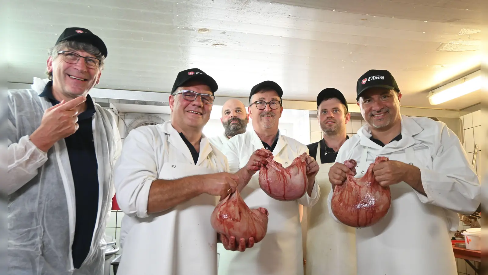 Die Arbeit beginnt (von links): Armin Luther, Johannes Krapp, Ernst Nickel als Metzgerlehrlinge und die beiden Metzger Sebastian und Benedikt Rückel füllen Schweinsmägen. (Foto: Judith Marschall)