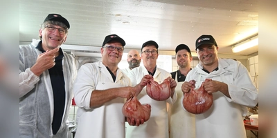 Die Arbeit beginnt (von links): Armin Luther, Johannes Krapp, Ernst Nickel als Metzgerlehrlinge und die beiden Metzger Sebastian und Benedikt Rückel füllen Schweinsmägen. (Foto: Judith Marschall)