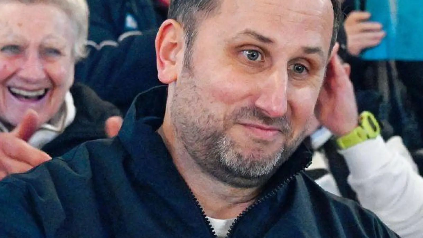 Nimmt die ersten Glückwünsche entgegen: Der neue erste Vorsitzende, André Kreuzwieser (Foto: Uwe Anspach/dpa)