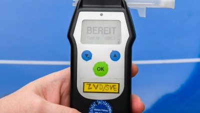 Die Polizei führte einen Atemalkoholtest bei dem Betrunkenen durch. (Symbolbild) (Foto: Julian Stratenschulte/dpa)