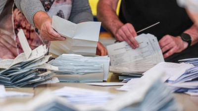 Auch bei der Bundestagswahl 2025 sind wieder zahlreiche Wahlhelferinnen und Wahlhelfer im Einsatz.  (Foto: Jan Woitas/dpa/dpa-tmn)