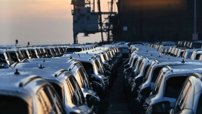 Die deutschen Autohersteller haben zuletzt deutlich an Absatz in China verloren. Als Grund gilt neben den hochsubventionierten neuen lokalen E-Auto-Marken auch eine neue Luxussteuer auf teure Autos, die vor allem deutsche Marken trifft. (Archivbild) (Foto: Lars Penning/dpa)