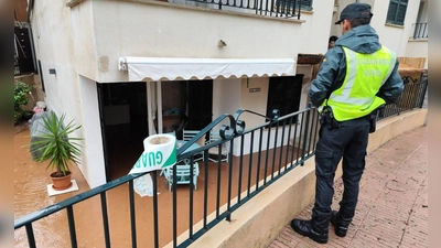 In Port de Sóller musste die Polizei zehn Menschen aus ihrem Zuhause retten, weil das Wasser schon knietief in der Wohnung stand und sich die Tür nicht mehr öffnen ließ. (Foto: Guardia Civil/Europapress/dpa)