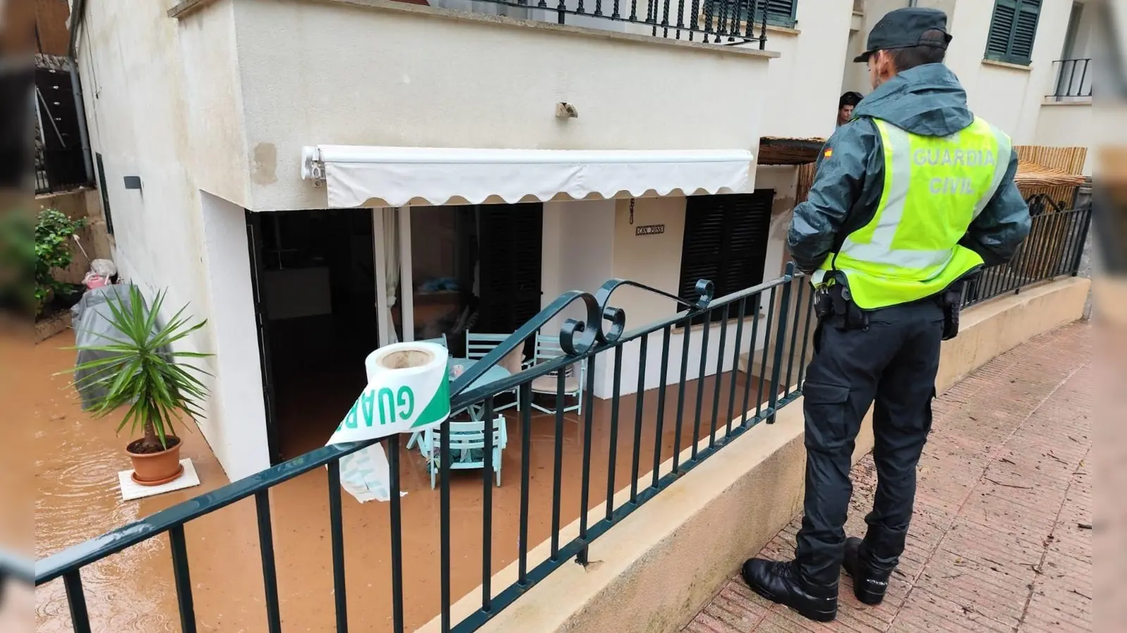 In Port de Sóller musste die Polizei zehn Menschen aus ihrem Zuhause retten, weil das Wasser schon knietief in der Wohnung stand und sich die Tür nicht mehr öffnen ließ. (Foto: Guardia Civil/Europapress/dpa)