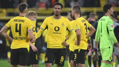 Felix Nmecha (M) und Borussia Dortmund haben gegen Werder Bremen spät zwei Punkte verschenkt.  (Foto: Bernd Thissen/dpa)
