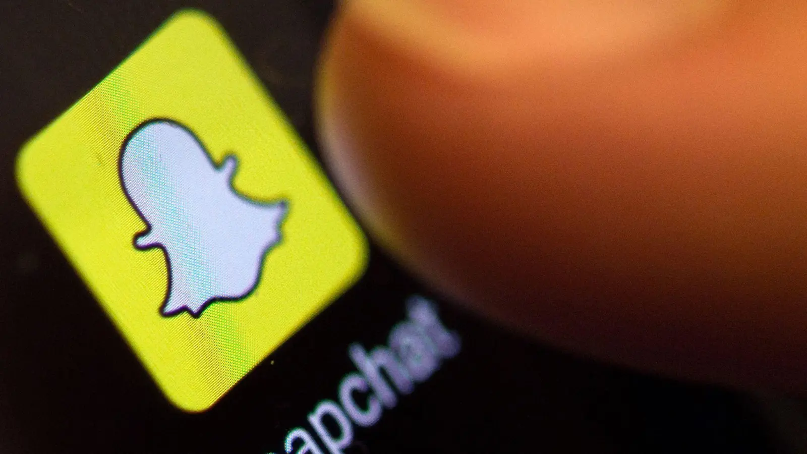 In der App Snapchat verschickte ein Mann aus dem südlichen Landkreis Ansbach sexuelle Bilder an einen Erpresser. (Foto: Patrick Seeger/dpa)