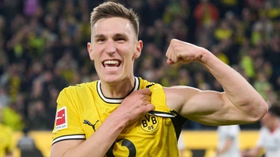 Nico Schlotterbeck jubelt über seinen Treffer zum 2:1.  (Foto: Bernd Thissen/dpa)
