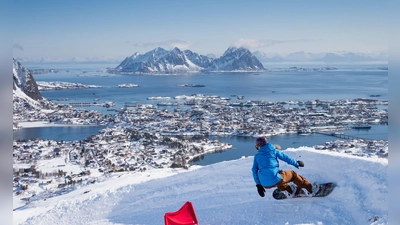 Lofoten: Die norwegische Inselgruppe ist auch abseits der Pisten ein Hingucker - die Abfahrten hier lohnen sich.  (Foto: Kristin Folsland Olsen/Visitnorway.com/dpa-tmn)