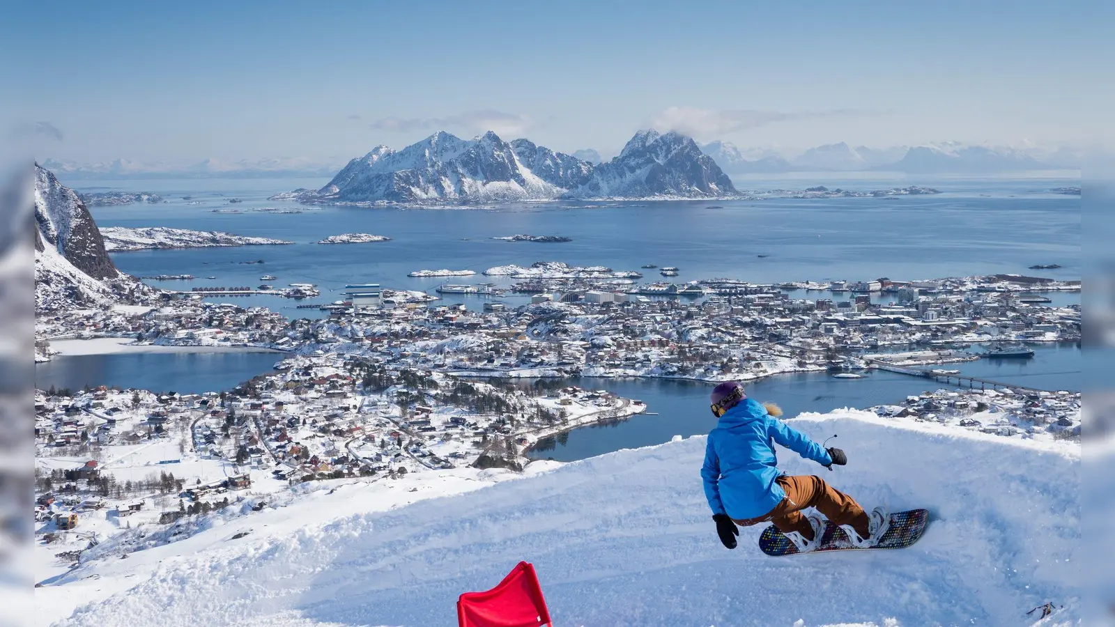 Lofoten: Die norwegische Inselgruppe ist auch abseits der Pisten ein Hingucker - die Abfahrten hier lohnen sich.  (Foto: Kristin Folsland Olsen/Visitnorway.com/dpa-tmn)