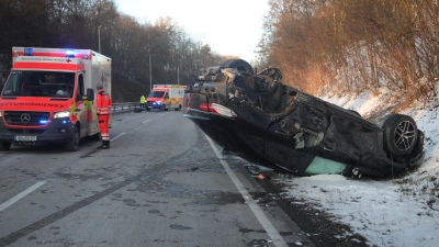 Auf der Staatsstraße 2255 in Ansbach ereignete sich am Mittwoch ein Verkehrsunfall zwischen zwei Fahrzeugen. Ein Fahrzeug überschlug sich. (Foto: NEWS5 / Markus Zahn)