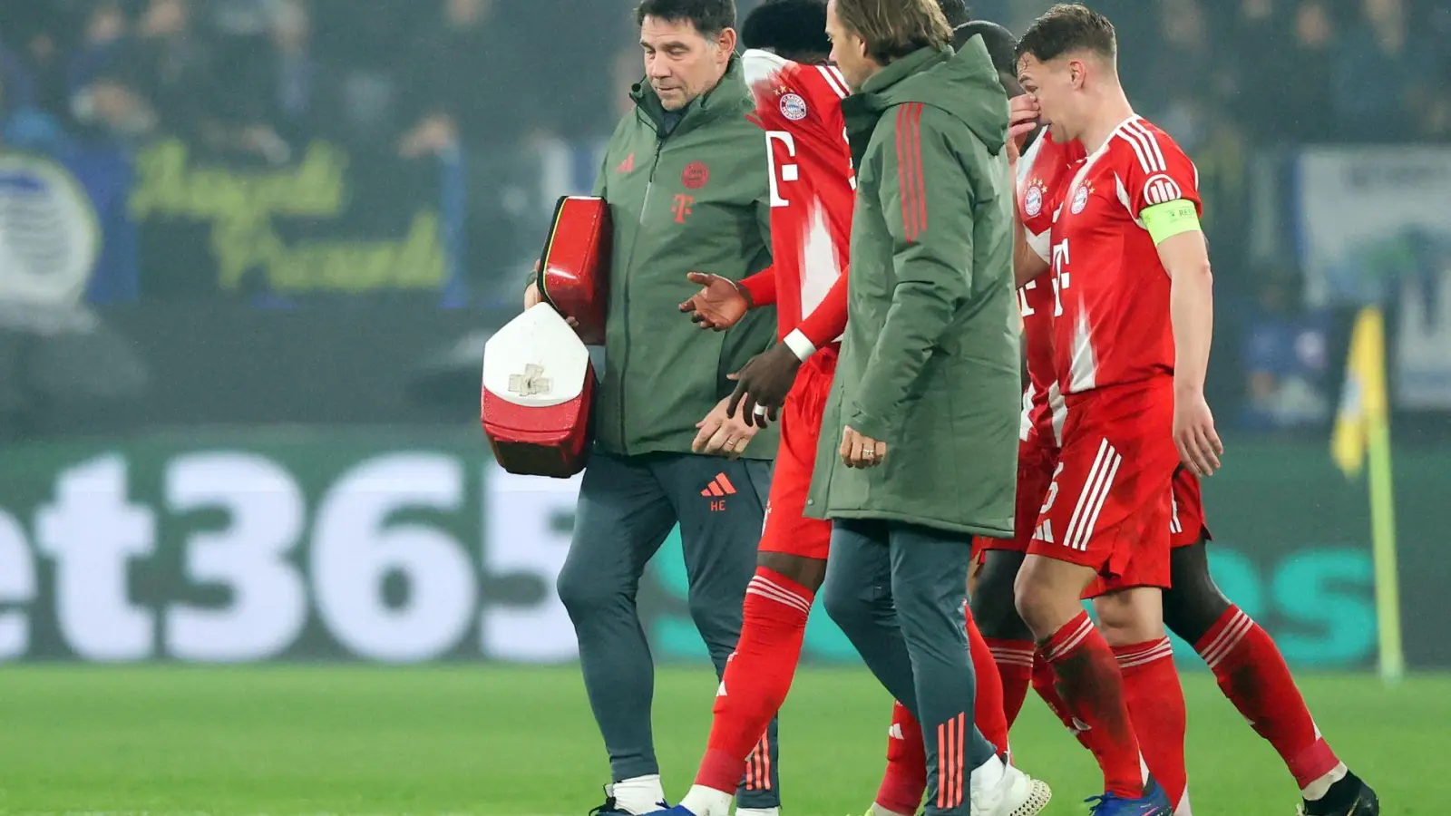 Davies muss verletzt raus.  (Foto: Jan Woitas/dpa)