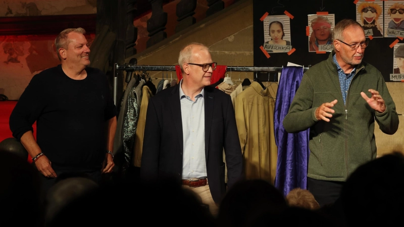 Freuen sich über erfolgreiche Spielzeit und eine besondere Personalentscheidung: Benjamin Babel, Jürgen Klatte und Hans Gerhard Gross von der Vorstandschaft des „Vereins Toppler-Theater” (Foto: Thomas Wirth)