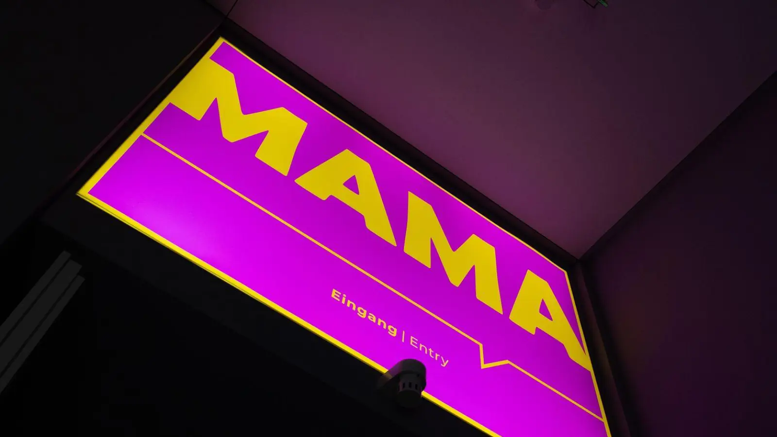 Die Ausstellung „Mama. Von Maria bis Merkel“ im Düsseldorfer Kunstpalast zeigt mehr als 120 Kunstwerke und Alltagsobjekte mit Bezug zur Mutterschaft vom 14. Jahrhundert bis heute.  (Foto: Rolf Vennenbernd/dpa)