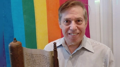 Rick Landman mit der Megillah in New York: Auch sie soll in den westlichen Landkreis zurückkehren. (Selfie: Rick Landman)