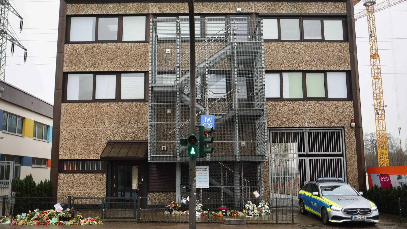 Blumen und Kerzen vor dem Eingangsbereich des Gemeindehauses der Zeugen Jehovas in Hamburg. (Foto: Christian Charisius/dpa)