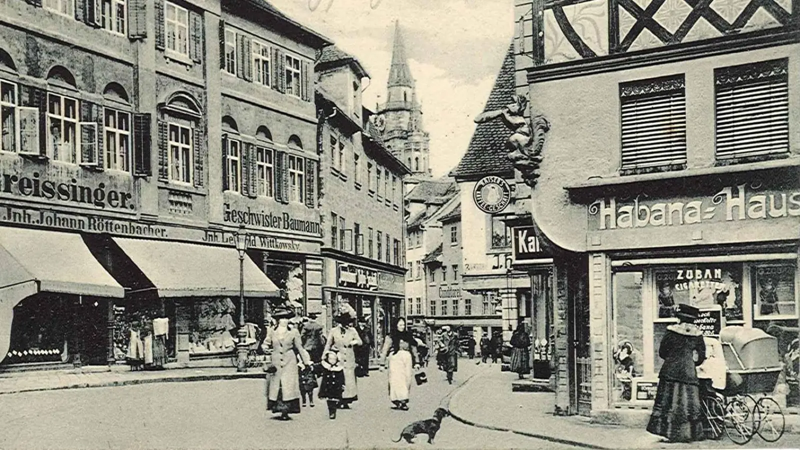 Eine historische Aufnahme der Uzstraße, schon damals eine belebte Einkaufsmeile. Der streunende Vierbeiner im Vordergrund wäre Anfang 1923 seines Lebens nicht sicher gewesen. Doch Ende Juli wird die wegen der Tollwut verhängte „Hundesperre“ aufgehoben. (Archivbild: Stadtarchiv Ansbach)