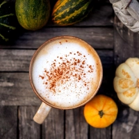 Zimt, Muskat, Nelken und Kardamom verleihen dem Pumpkin Spice Latte seinen süß-würzigen Geschmack. (Foto: Zacharie Scheurer/dpa-tmn)