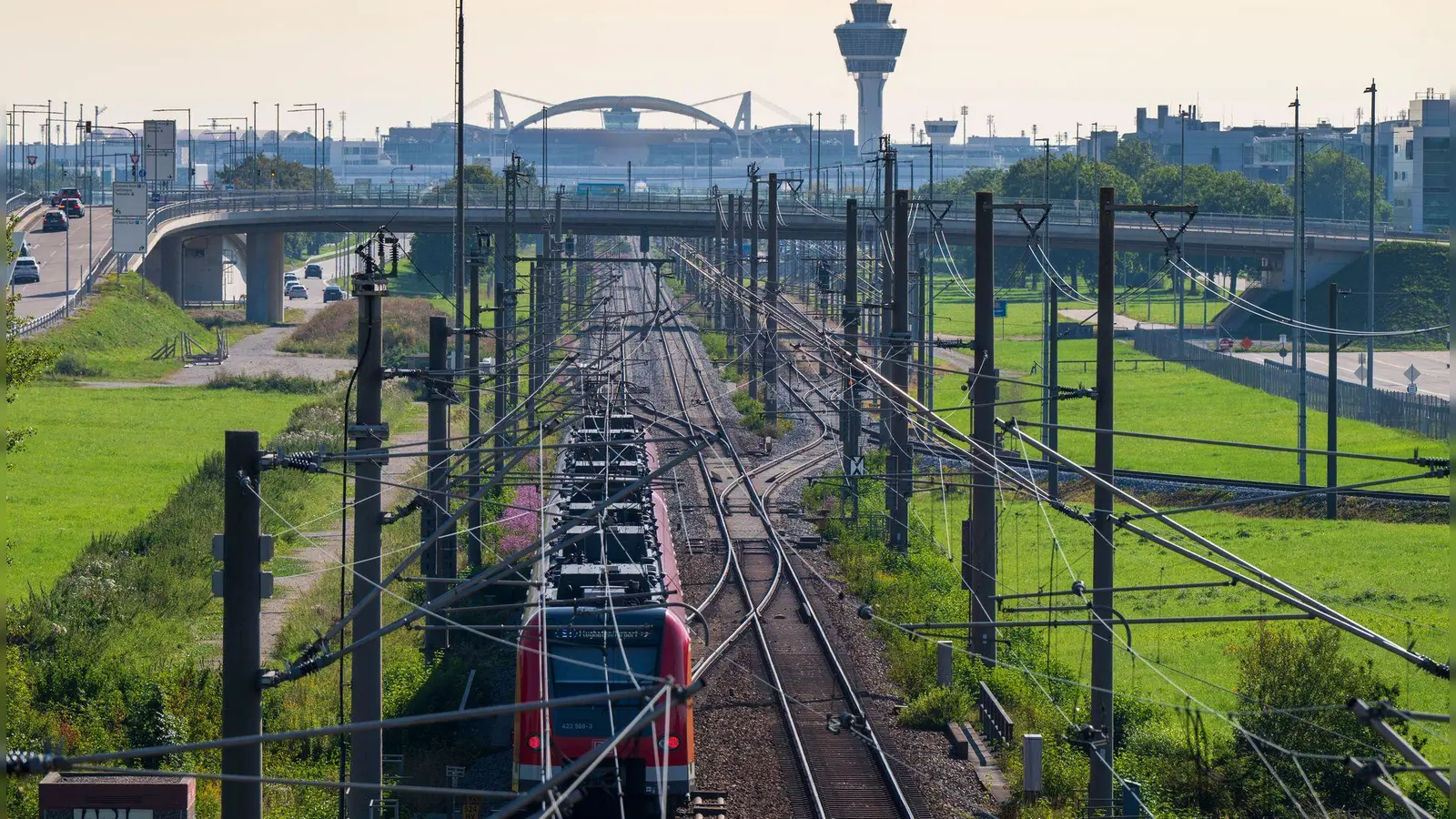 Der Münchner Flughafen (im Hintergrund) wird für mehrere Tage nicht mit der S-Bahn erreichbar sein. (Archivbild) (Foto: Peter Kneffel/dpa)