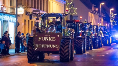 Bereits im Vorjahr schlängelte der Lichterzug durch Neustadts Gassen. Viele Schaulustige säumten die Straßenränder. (Archivfoto: Mirko Fryska)