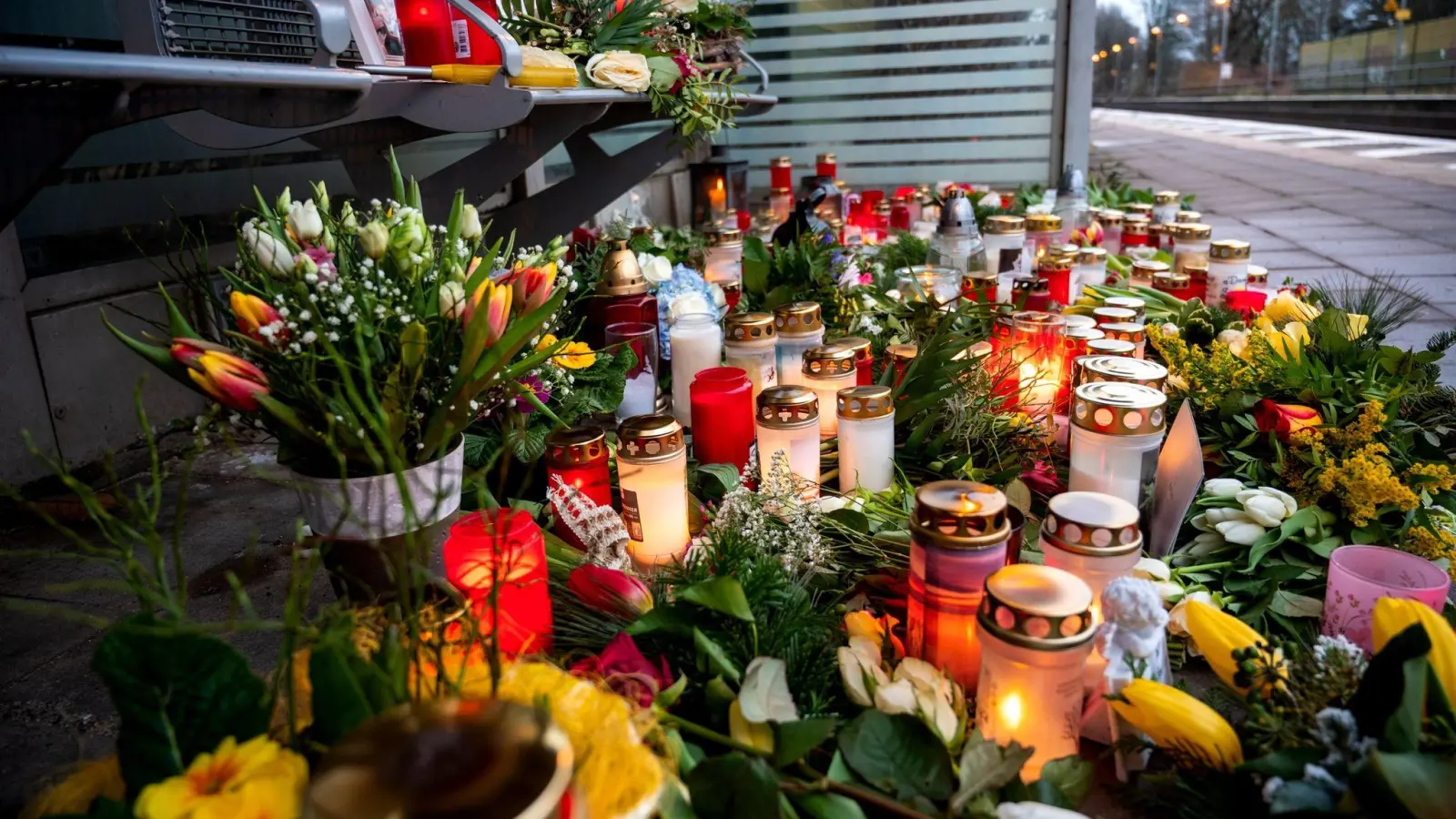 Bei einer Messerattacke in einem Regionalzug von Kiel nach Hamburg wurden am 25.01.2023 in Brokstedt zwei junge Menschen getötet und fünf verletzt. (Foto: Daniel Bockwoldt/dpa)