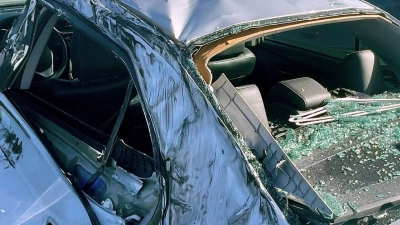 Am Boden beschädigte das abgerissene Rad mehrere Autos auf einem Parkplatz neben dem Flughafen. (Foto: Haven Daley/AP)