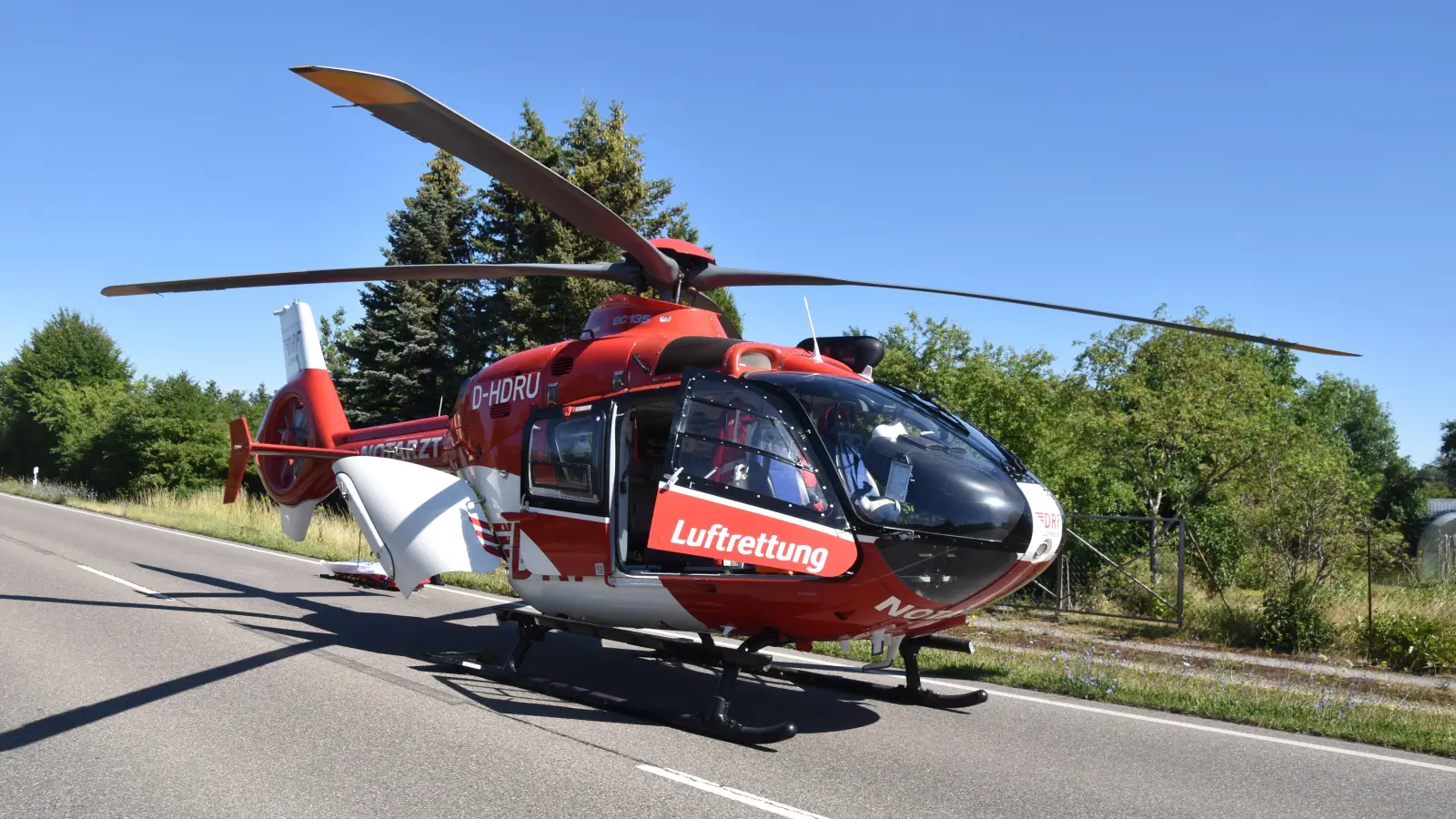 Mit einem Rettungshubschrauber wurde eine Frau, die in einen Brunnen gestürzt war, in die Klinik gebracht (Symbolbild).  (Foto: Andreas Reum)