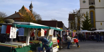 Der beliebte Kathreinmarkt lockt Jung und Alt wieder zum gemütlichen Bummeln ins schöne Herrieden. (Foto: Christina Özbek)