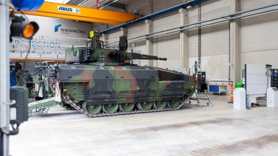 Ein Puma-Schützenpanzer in einer Halle des Rheinmetall-Werks im niedersächsischen Unterlüß. (Foto: Michael Matthey/dpa)