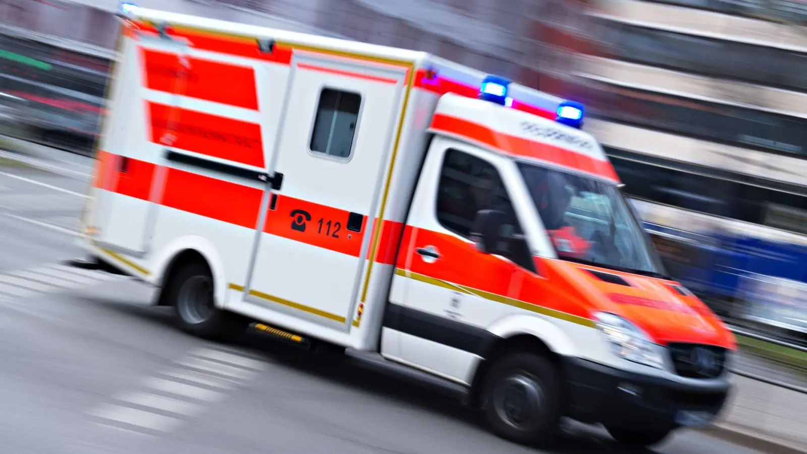 Die drei Insassen des Autos wurden ins Krankenhaus gebracht. (Symbolbild) (Foto: Nicolas Armer/dpa)