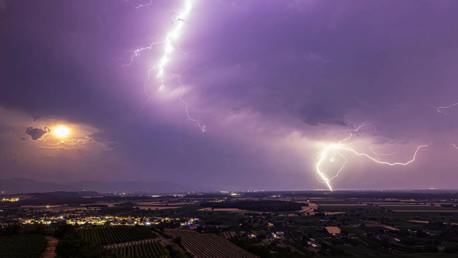 Auf die Gluthitze folgen Unwetter. (Foto: Philipp von Ditfurth/dpa)
