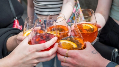 Der Aperol Spritz ist ein beliebter Sommerdrink. (Foto: Daniel Vogl/dpa)