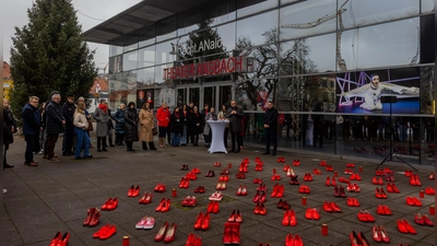 Rote Schuhe vor dem Theater Ansbach: Mit der Kunstinstallation „Zapatos Rojos” setzen der Landkreis und die Stadt Ansbach ein Zeichen gegen Gewalt an Frauen und Mädchen.  (Foto: Evi Lemberger)
