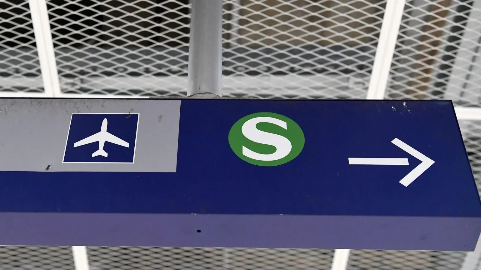 Wer mit der S-Bahn zum Münchner Flughafen möchte, muss in der nächsten Zeit gut planen. (Symbolbild) (Foto: Peter Kneffel/dpa)