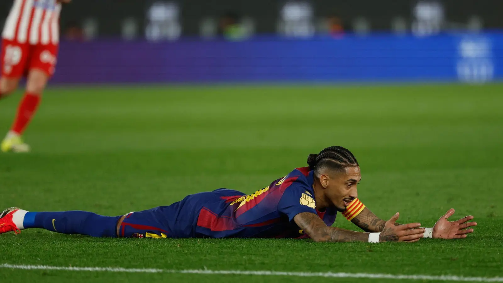 Raphinha und der FC Barcelona sind im Pokal an Atlético Madrid gescheitert. (Foto: Joan Monfort/AP/dpa)