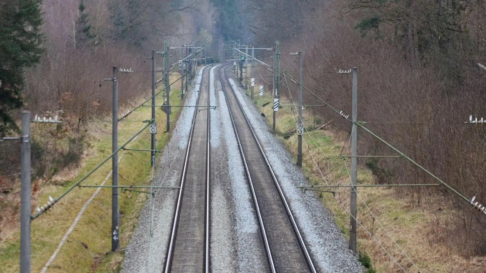 An diesem Streckenabschnitt zwischen Heilsbronn und Wicklesgreuth wurden der Tote und die Schwerverletzte gefunden. (Foto: Johannes Hirschlach)