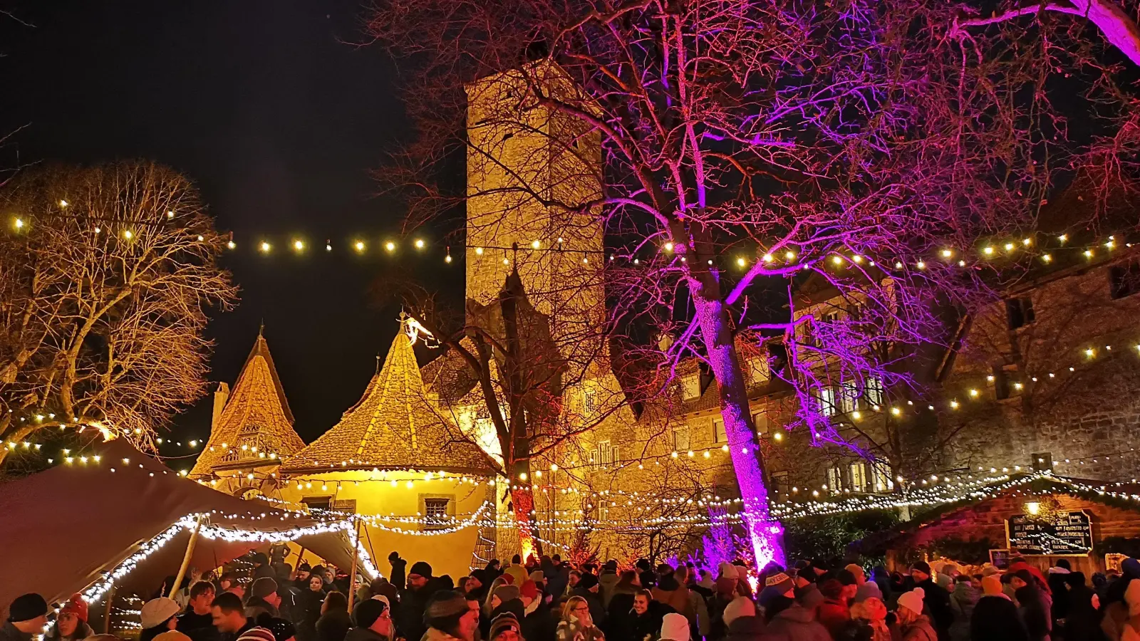 Die effektvolle Illumination des Burggartens ist die entscheidende Zutat beim Winterglühen. Das Foto entstand am Samstagabend. (Foto: Jürgen Binder)