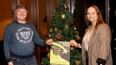 Melanie Siller-Drießlein und David Jess engagieren sich in der Initiative Brücke zum Nächsten. Sie bereiten sich derzeit auf die Heiligabend-Feier vor. (Foto: Oliver Herbst)
